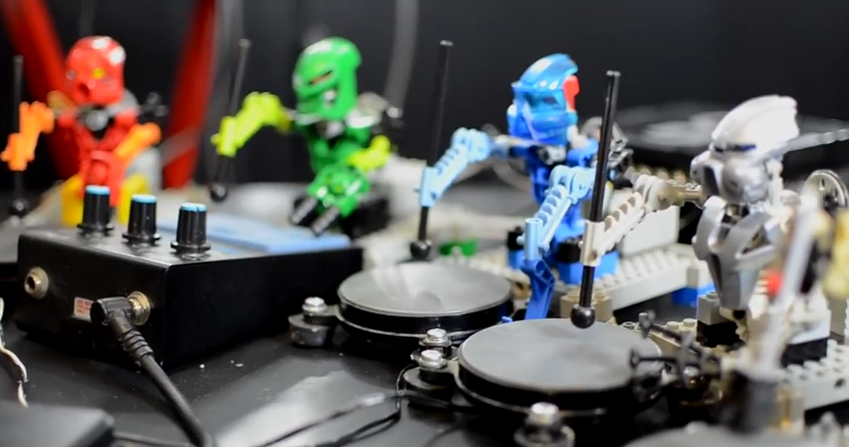 Figuras de LEGO programadas tocan «The Robots» de Kraftwerk.