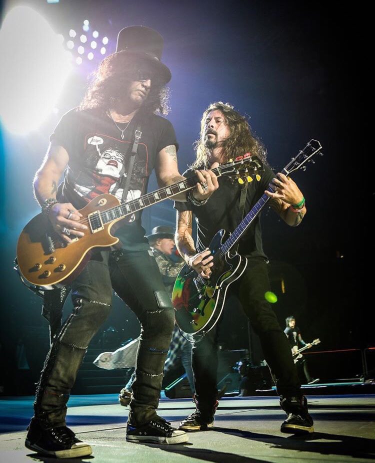 Dave Grohl se une a sus ex rivales Guns N ‘Roses en el escenario para tocar «Paradise City»