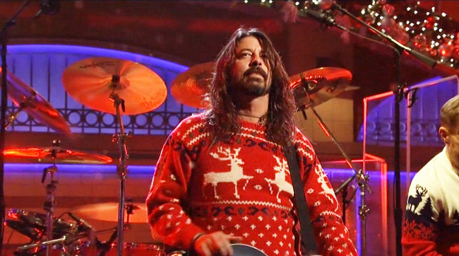 Ve a los Foo Fighters interpretando algunos covers navideños