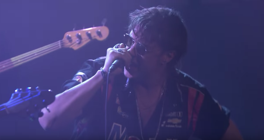 Ve a Julian Casablancas y The Voidz interpretar el primer sencillo de su nuevo disco.