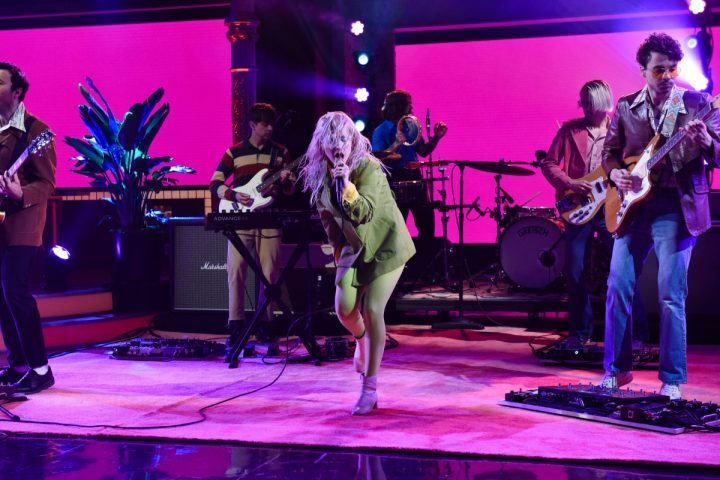 Ve a Paramore tocar en vivo “Rose-Colored Boy” en un show de tv