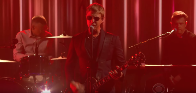 Ve a Interpol interpretar «The Rover» en el Show de Stephen Colbert.