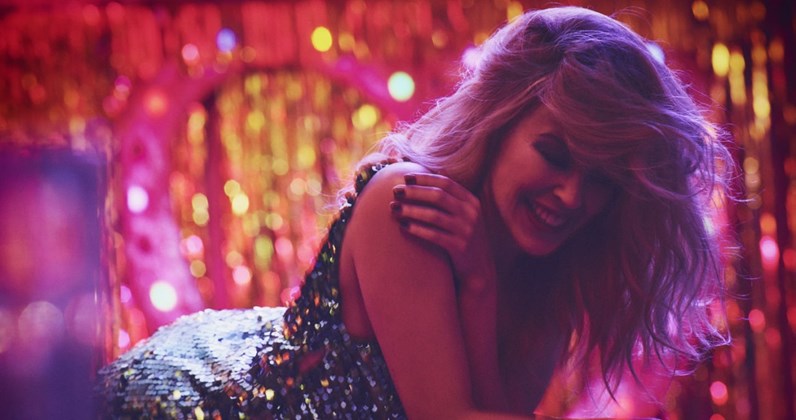 Kylie Minogue está de regreso con “Step Back In Time”