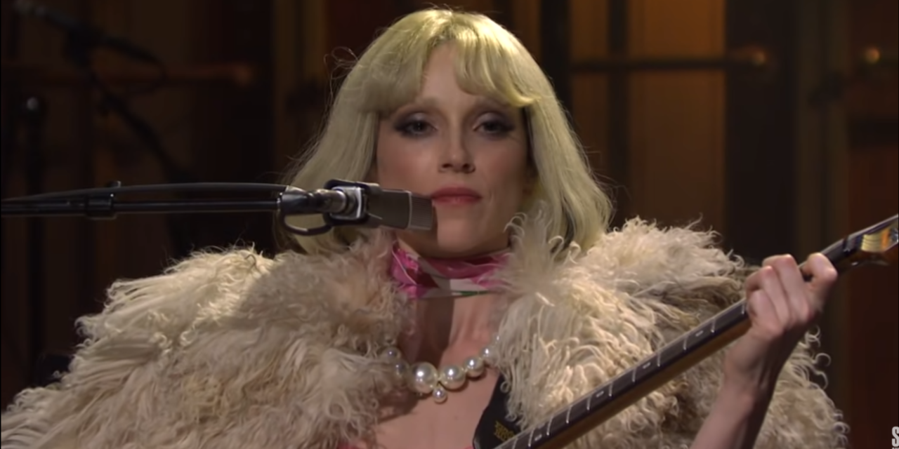 St. Vincent, armó un performance totalmente retro y nos llevó al Nueva York, de los 70s, durante su presentación en SNL.