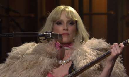 St. Vincent, armó un performance totalmente retro y nos llevó al Nueva York, de los 70s, durante su presentación en SNL.