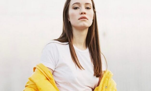 Descubre una era del pop experimental con Sigrid y su nuevo single;  “Mirror».