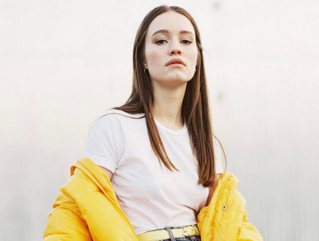 Descubre una era del pop experimental con Sigrid y su nuevo single;  “Mirror».