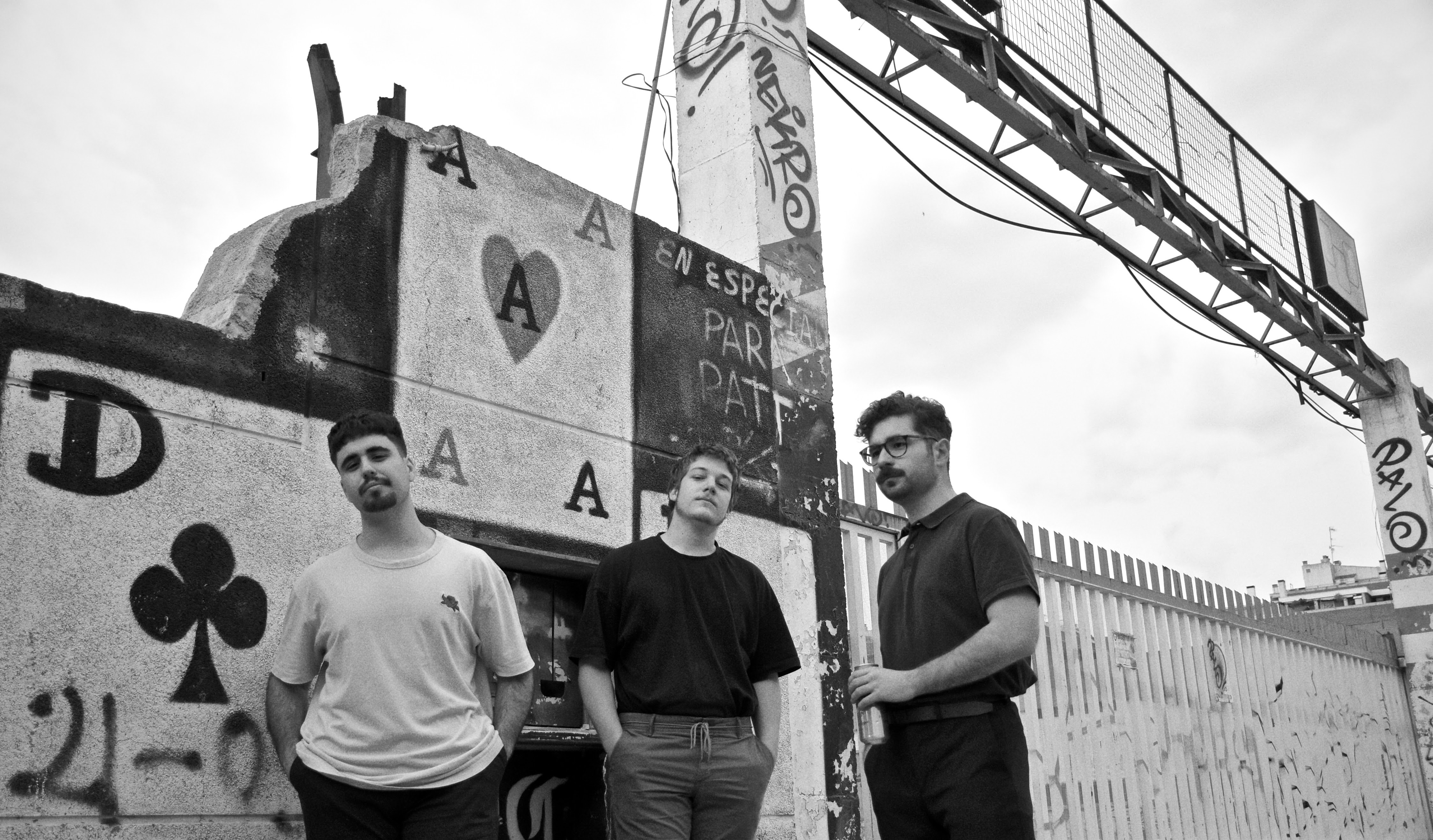 AVE ALCAPARRA ESTRENA ‘ATENTADO EN EL 44’ EL PRIMER SENCILLO DE SU EP DEBUT; SI CREES QUE HA MUERTO EL PUNK, ÉCHALE UN OJO A LA IRA DE ESTE SENCILLO SOMBRÍO.