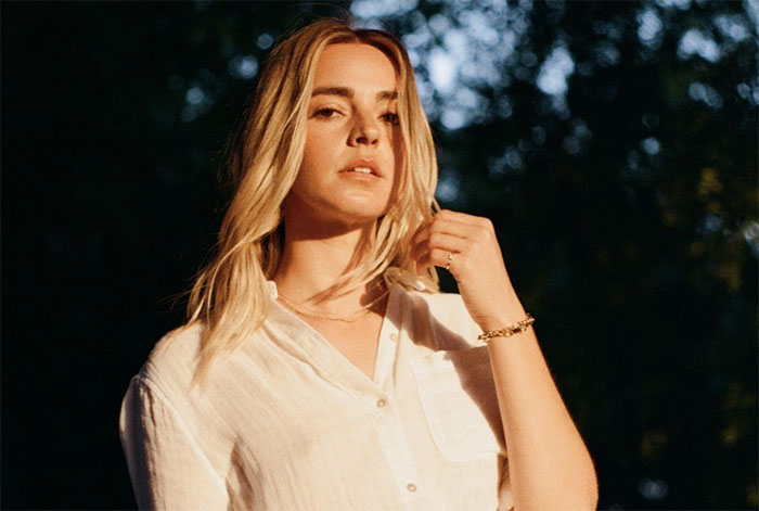 Katelyn Tarver, comparte “Hurt Like That” y estrena su primer album Subject To Change.