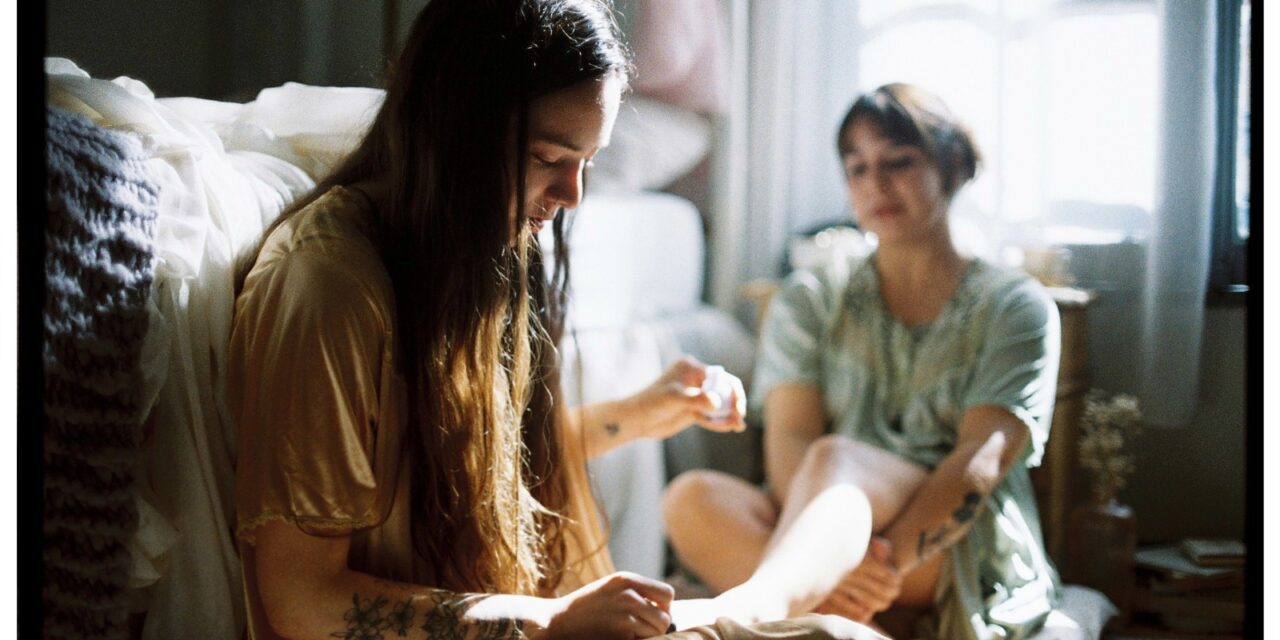 Karen Franjola & Camila Bañados: nos presentan su colaboración “Andai’ buscando la pena”