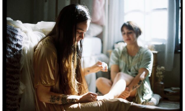 Karen Franjola & Camila Bañados: nos presentan su colaboración “Andai’ buscando la pena”