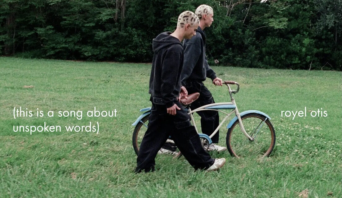 Royel Otis le pone palabras al silencio con “say something”