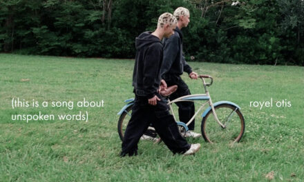 Royel Otis le pone palabras al silencio con “say something”