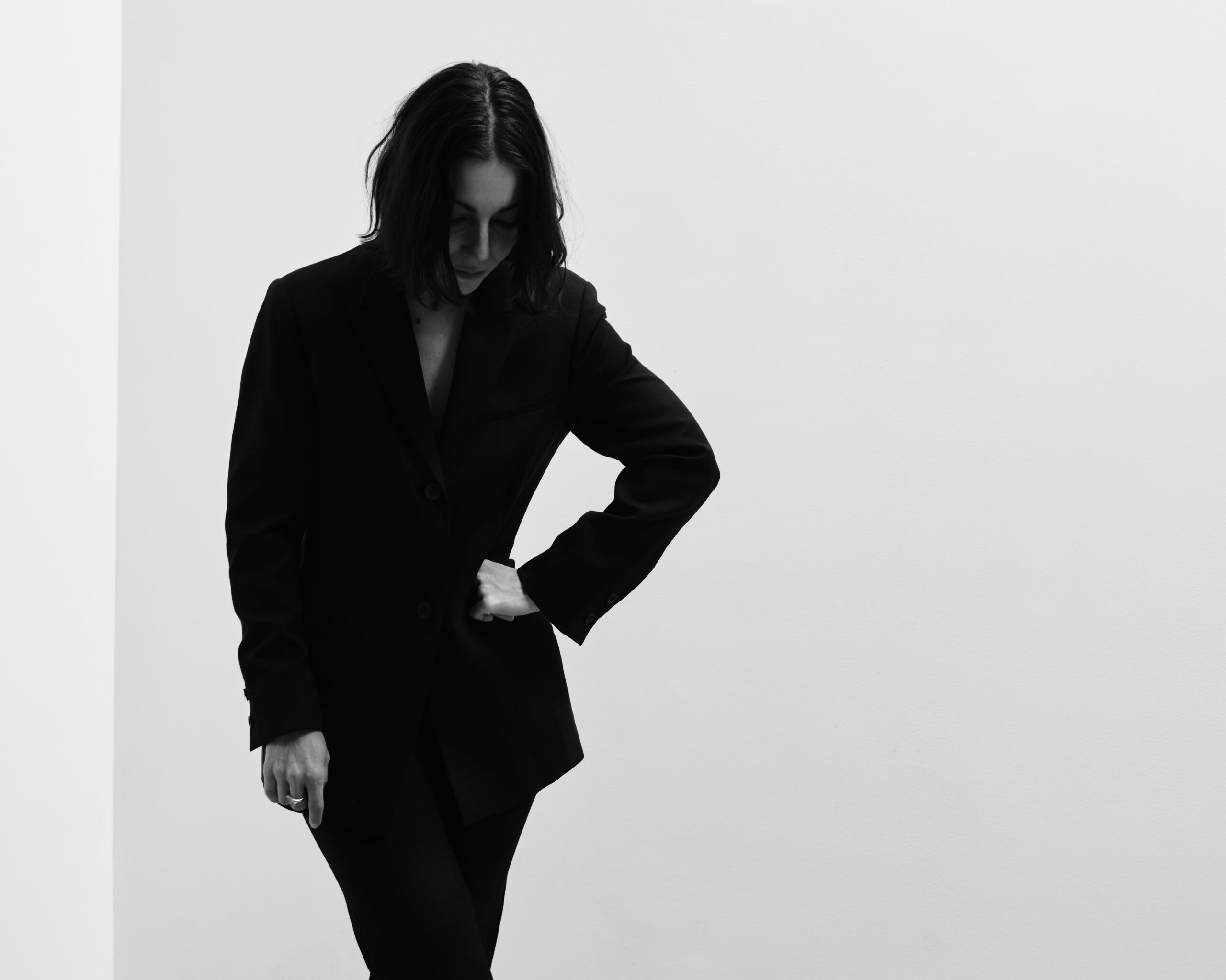 Lucrecia Dalt revela su obra más íntima y arriesgada con “A Danger to Ourselves”