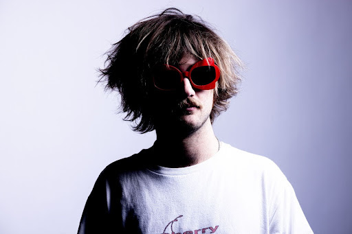 Julian maas: entre el ruido y la melancolía, “Cherry” marca un nuevo pulso en el indie-sleaze