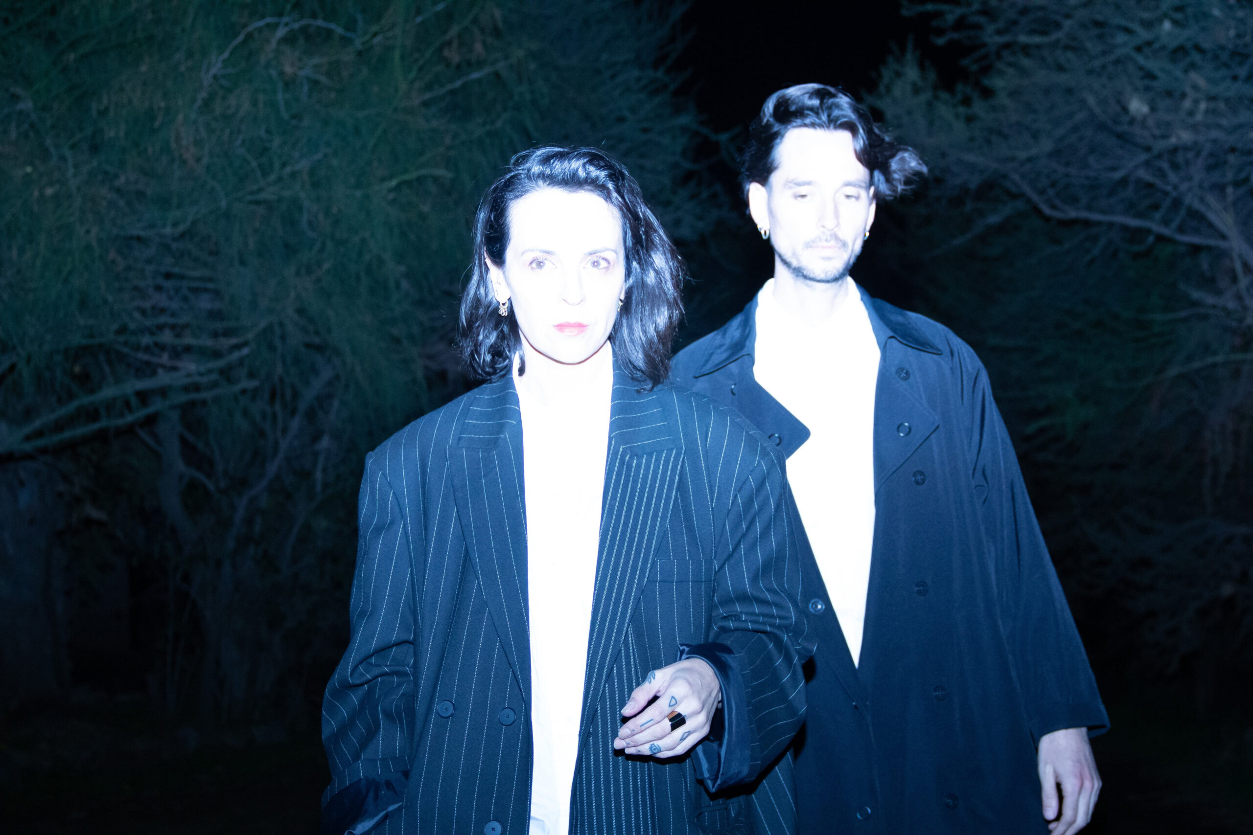 Sombra se desliza entre luces y susurros en su primer adelanto del próximo disco «Para no regresar»