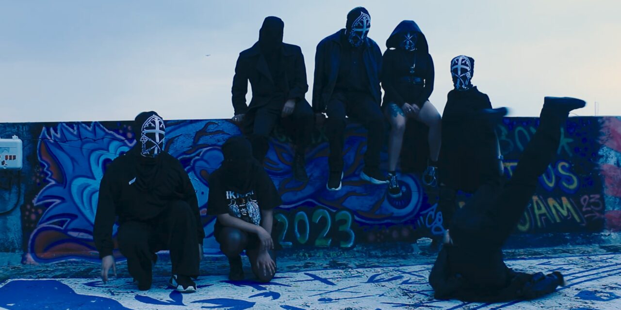 Ian Leo convierte el MUJAM en un santuario punk en su video “Evening 1”