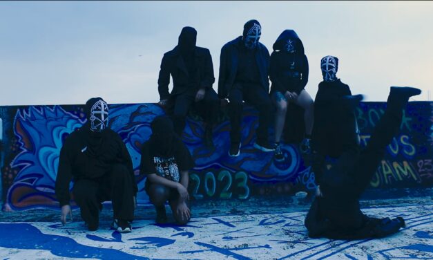 Ian Leo convierte el MUJAM en un santuario punk en su video “Evening 1”