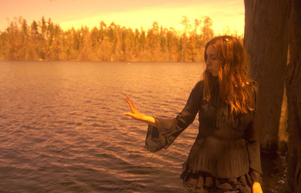 Catalina Almendra mira a través del tiempo, en su nuevo álbum «Transparente” Folk para lo que fuimos y lo que vendrá.