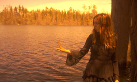 Catalina Almendra mira a través del tiempo, en su nuevo álbum «Transparente” Folk para lo que fuimos y lo que vendrá.