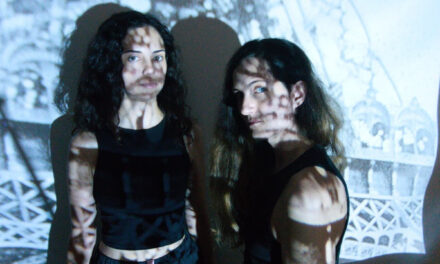 Estela Gris presenta Rómpeme: un manual de supervivencia emocional para noches que se quedan a vivir en el cuerpo