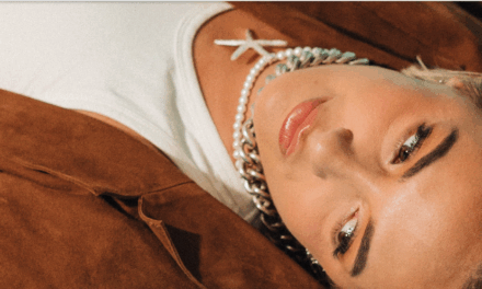 Paula Mattheus presenta «Oxidado», una canción sobre abrazar el paso del tiempo